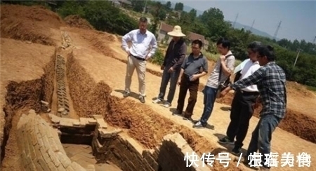 尸骨!古怪农田千年来无法耕种,老汉随手一挖,却发现我国最残忍的古墓