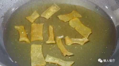 掌握好這些技巧,炸出來的豬皮蓬鬆,有人憑藉著炸豬皮年收入百萬