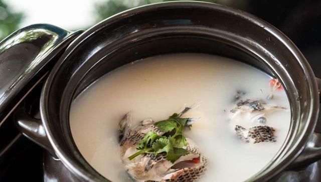 炖鱼汤时，切记不要直接炖，用上这3个技巧，鱼汤奶白色无腥味