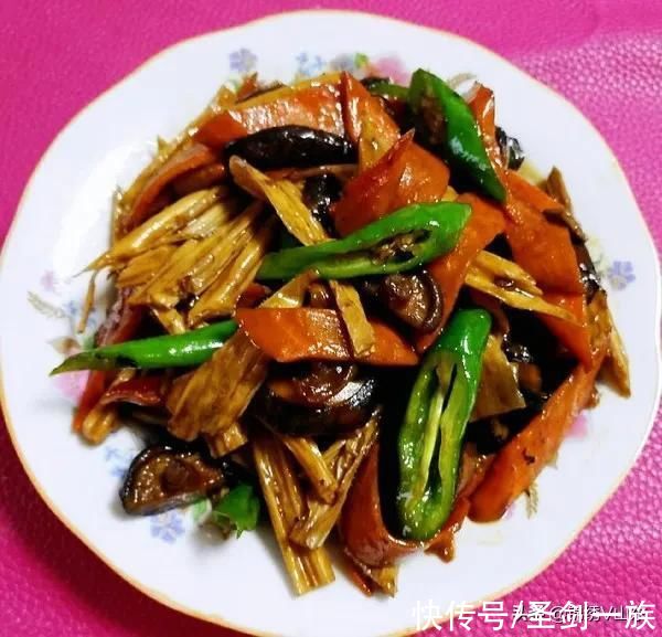 家人抱怨晚餐没新意？12道精选菜谱，每天试试新花样不重样