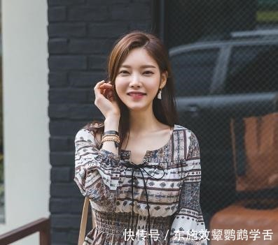 牛仔裤搭配雪纺衫,尽显小清新的视觉冲击,让你的美绽放新的色彩!