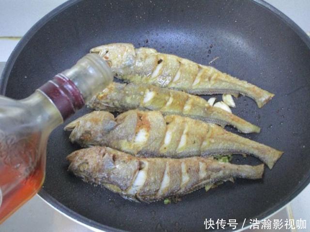 煎鱼别只会用生姜！大厨多加一点它，煎鱼不粘锅，鱼肉红亮入味