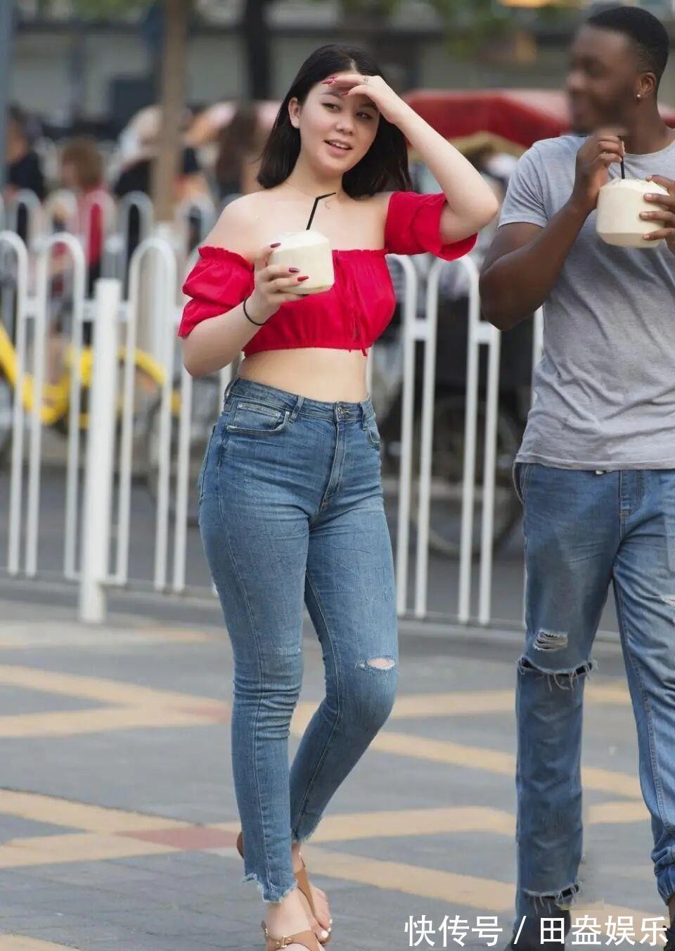 惊艳 “烂大街”的牛仔裤,只要你稍加搭配,同样呈现意想不到的惊艳!