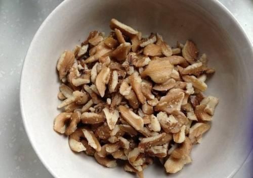 玉米油|核桃别只会生吃,换种做法10分钟出炉,酥脆可口!一周3次吃不腻