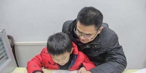 6岁孩子写作业到凌晨,宝爸询问后直接撕了作业本:咱不抄了