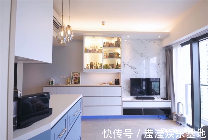悬柜|香港90后夫妻买下35㎡小家，利用3米层高做书房，一层当两层