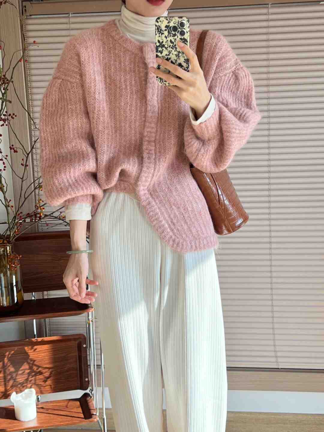 qq秀|开春不知道怎样穿?用粉色毛衣搭配这几条下装,真的封神了