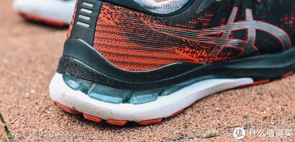 亚瑟士 穿了一年耐克突然换成亚瑟士,跑完五公里后,高下立判!