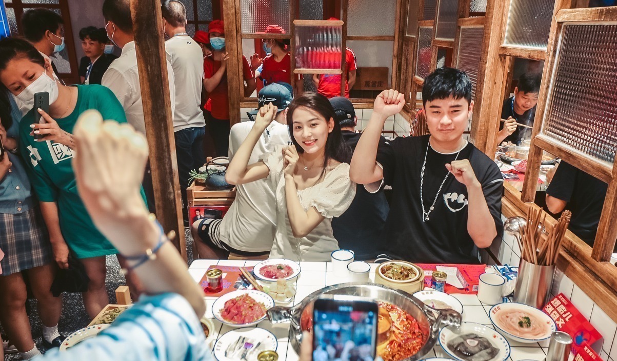 b為何陳赫鄭愷開的火鍋店熱火朝天，baby開的店卻無人問津太現(xiàn)實