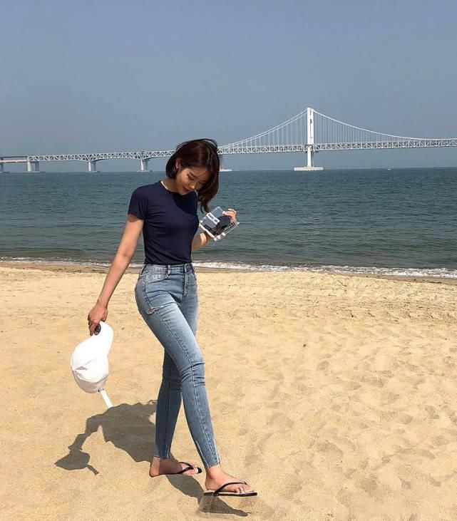 深蓝色|牛仔裤穿出优雅气质深蓝色T恤+直筒牛仔裤，旅游度假尽享休闲时光