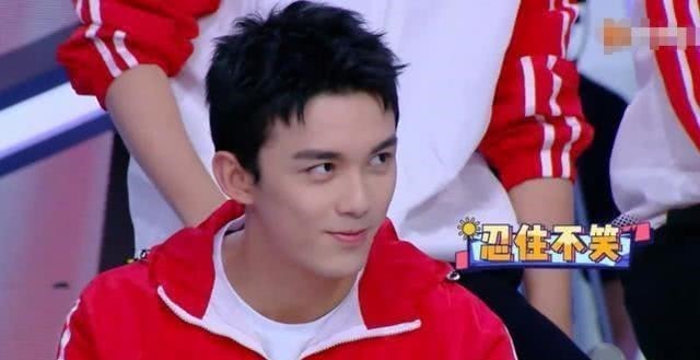 疯狂|阚清子戴假发疯狂地摇摇头,看到她的状态,吴磊忍不住笑了起来