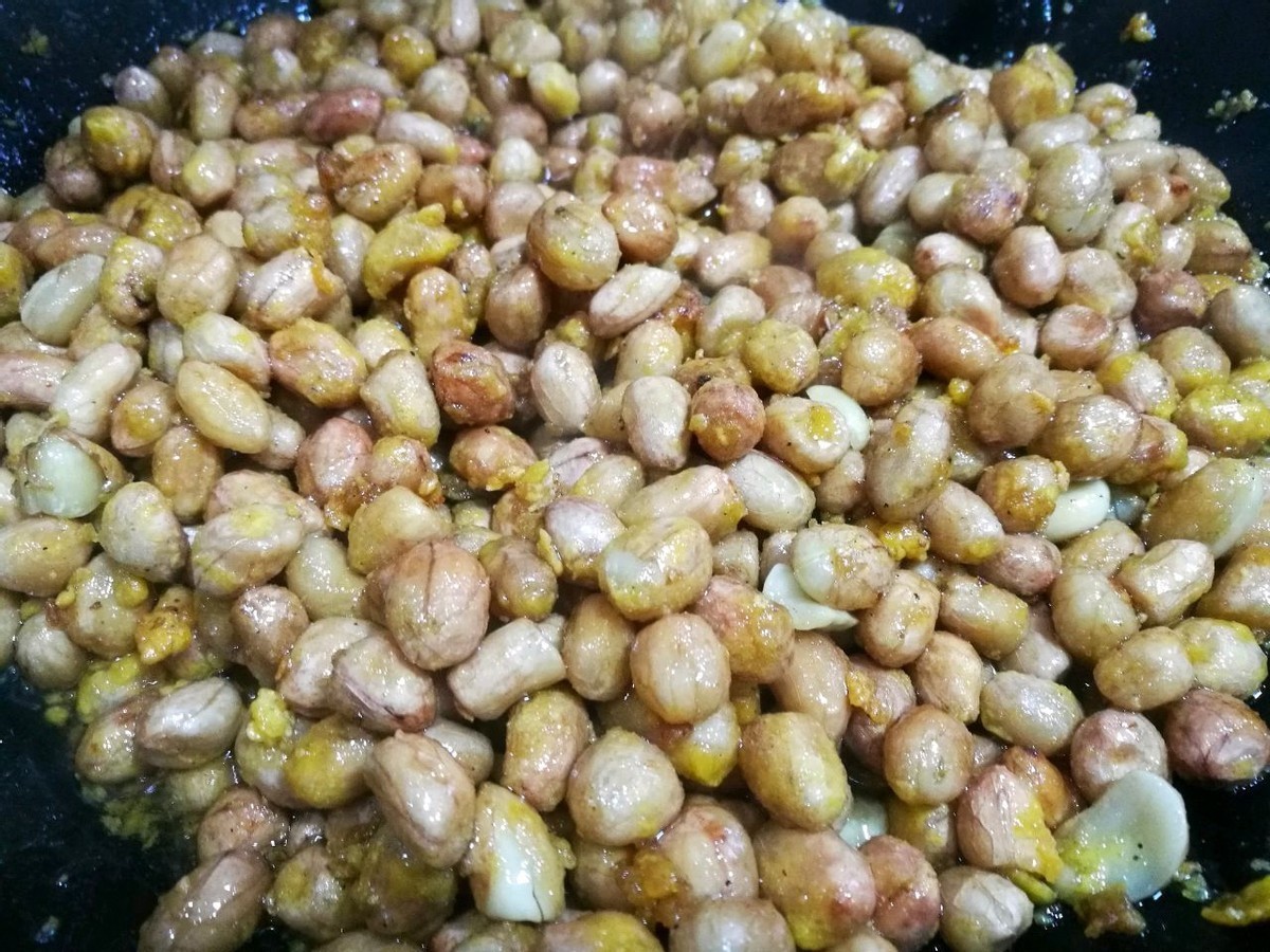 自制糖霜花生,酥脆又香甜,一颗接着一颗,好吃到停不下来