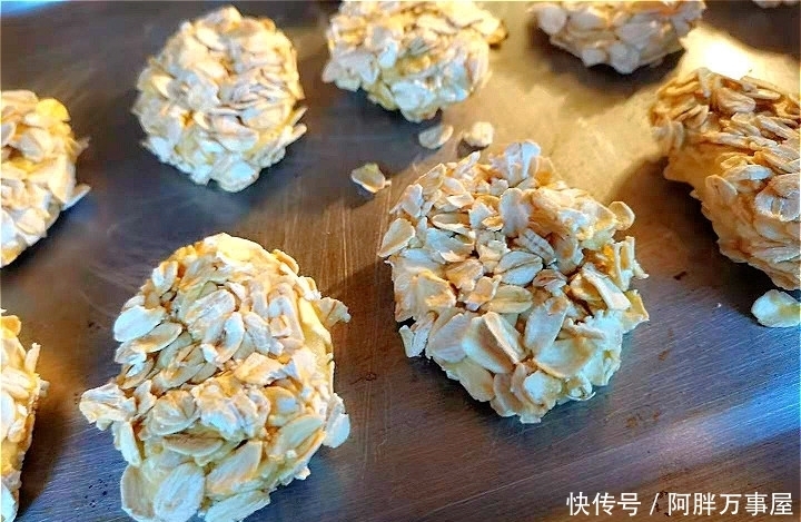 上桌|香蕉别再生吃!加1个鸡蛋,1把燕麦片,简单一烤就上桌,贼拉香