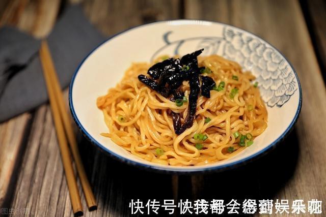 制作葱油拌面,葱油至关重要,牢记3个技巧,拌面劲道爽滑又干香
