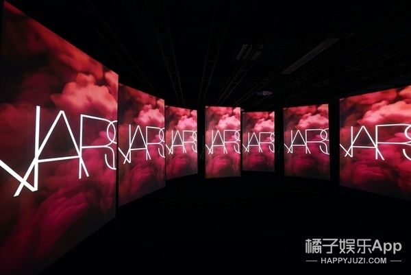 探秘云端 以吻示爱 NARS首个「飞吻空间站」登陆