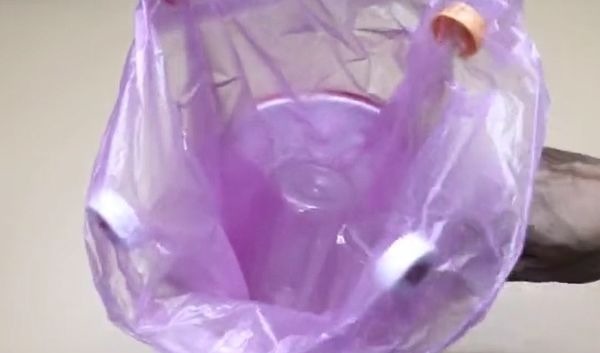 在筷子上粘几个塑料瓶盖，解决了很多家庭的困扰，省钱又实用！