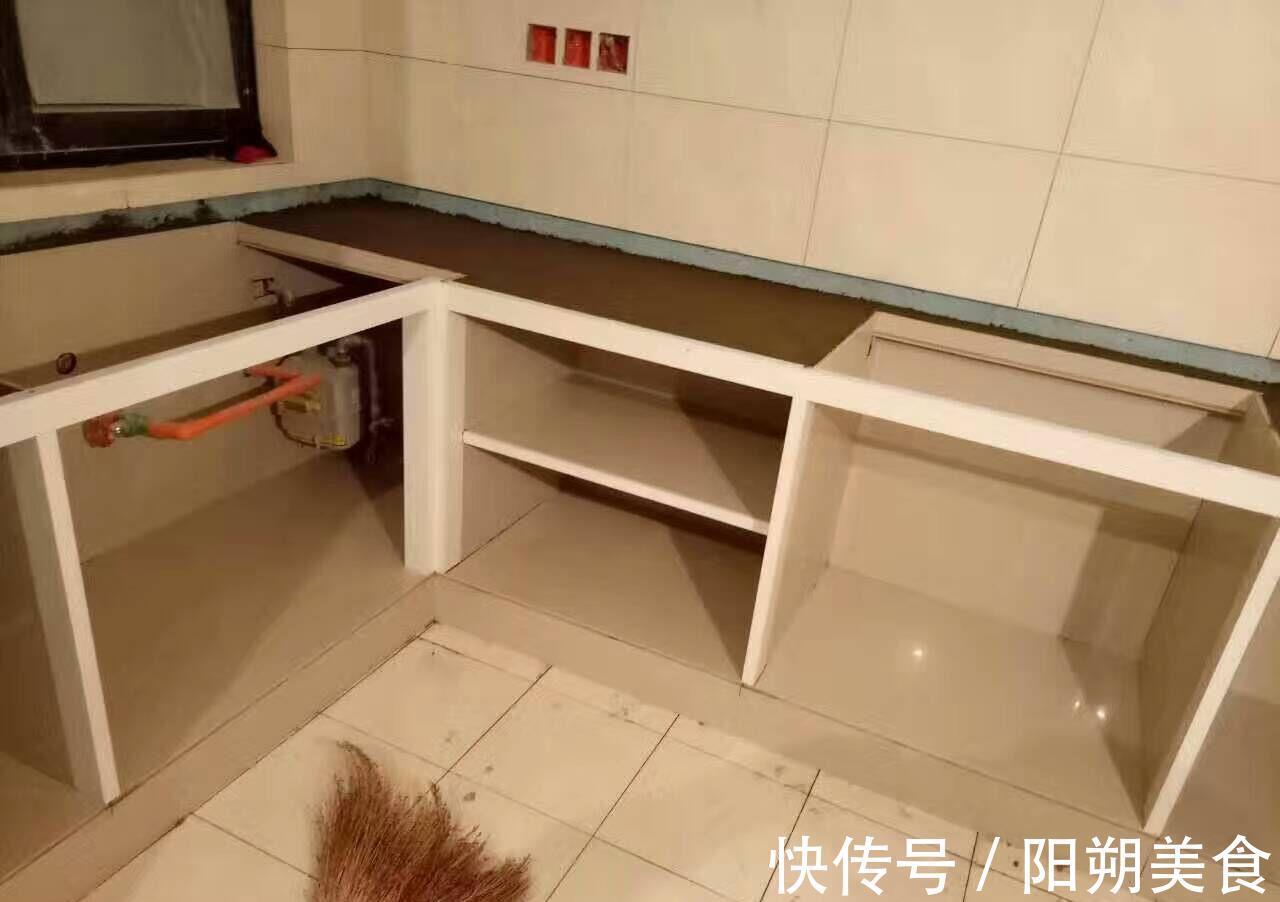 水泥|越来越多人不装橱柜,用水泥直接砌筑,看似实用,聪明反被聪明误