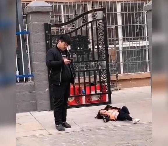 小区|女儿小区撒泼打滚,爸爸淡定看手机,对峙2小时,网友:都是狠人