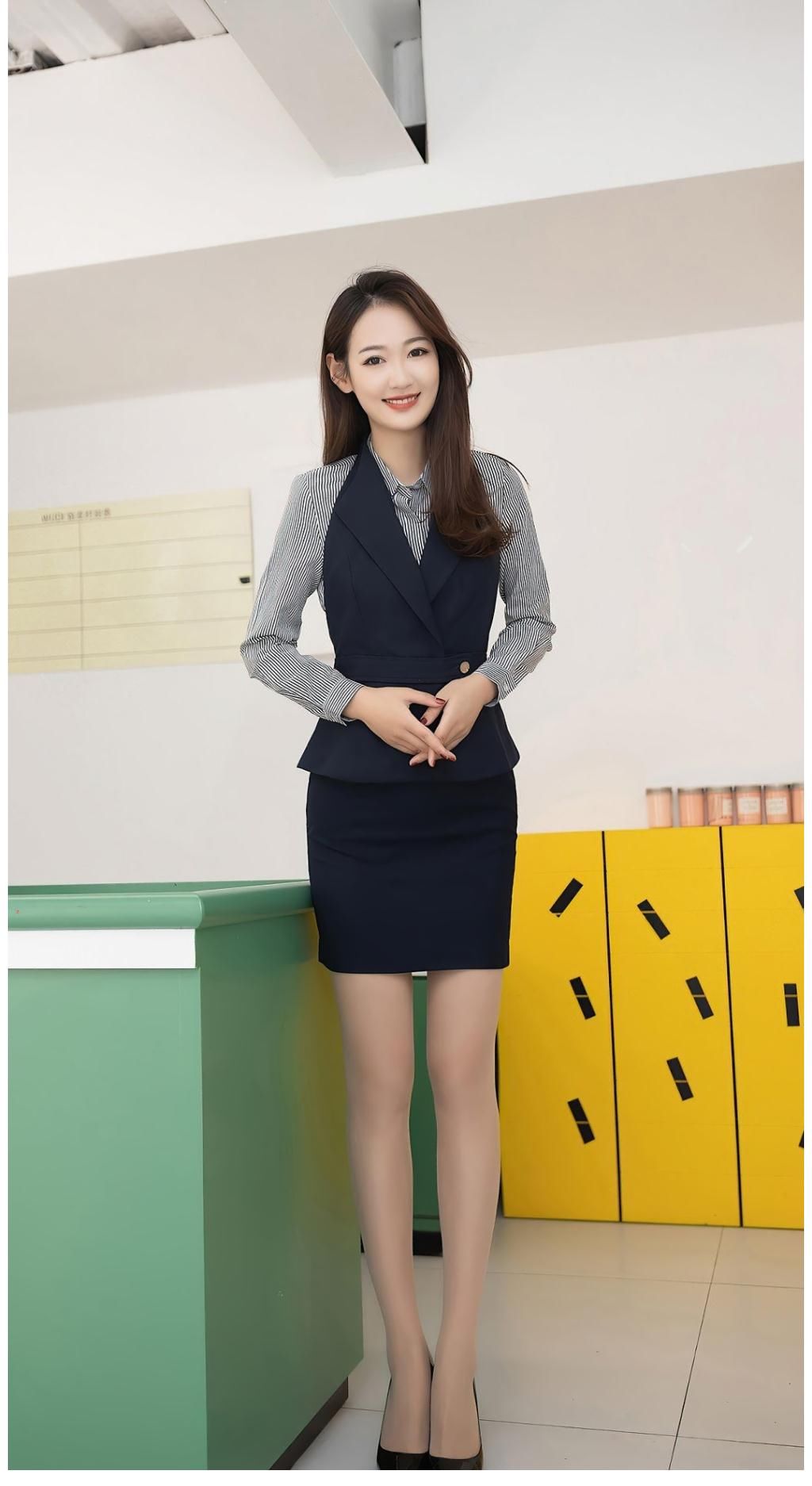 穿搭|美女OL穿搭：藏蓝色包臀裙搭高跟鞋+肉丝袜，丰韵婷婷，女人味十足