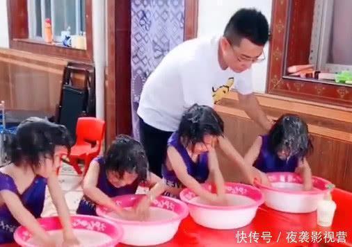 宝宝|“手忙脚乱奶爸”带四胞胎洗头发火了,上辈子怕是误入了女儿国?