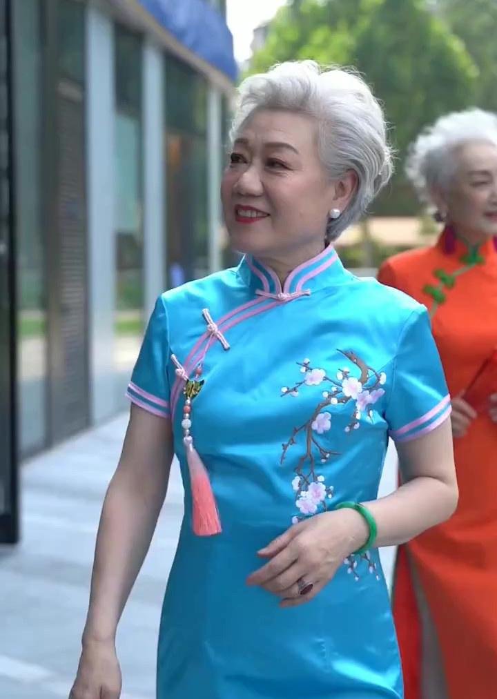 女人要优雅老去！祖孙三代婚礼上同穿旗袍，白发外婆比新娘更抢镜