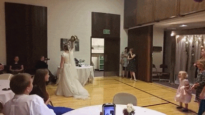 |搞笑GIF段子:妹子我以为你拿出的真是刀呢?腿都让你吓软了!