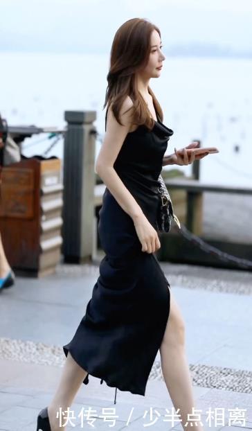 美女街拍小姐姐太辣了,吊带连衣裙秀好身材,实力展现女王气场