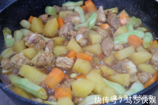 大米|电饭锅只蒸白米饭太浪费，4种食材和大米同煮，有肉有菜香喷喷