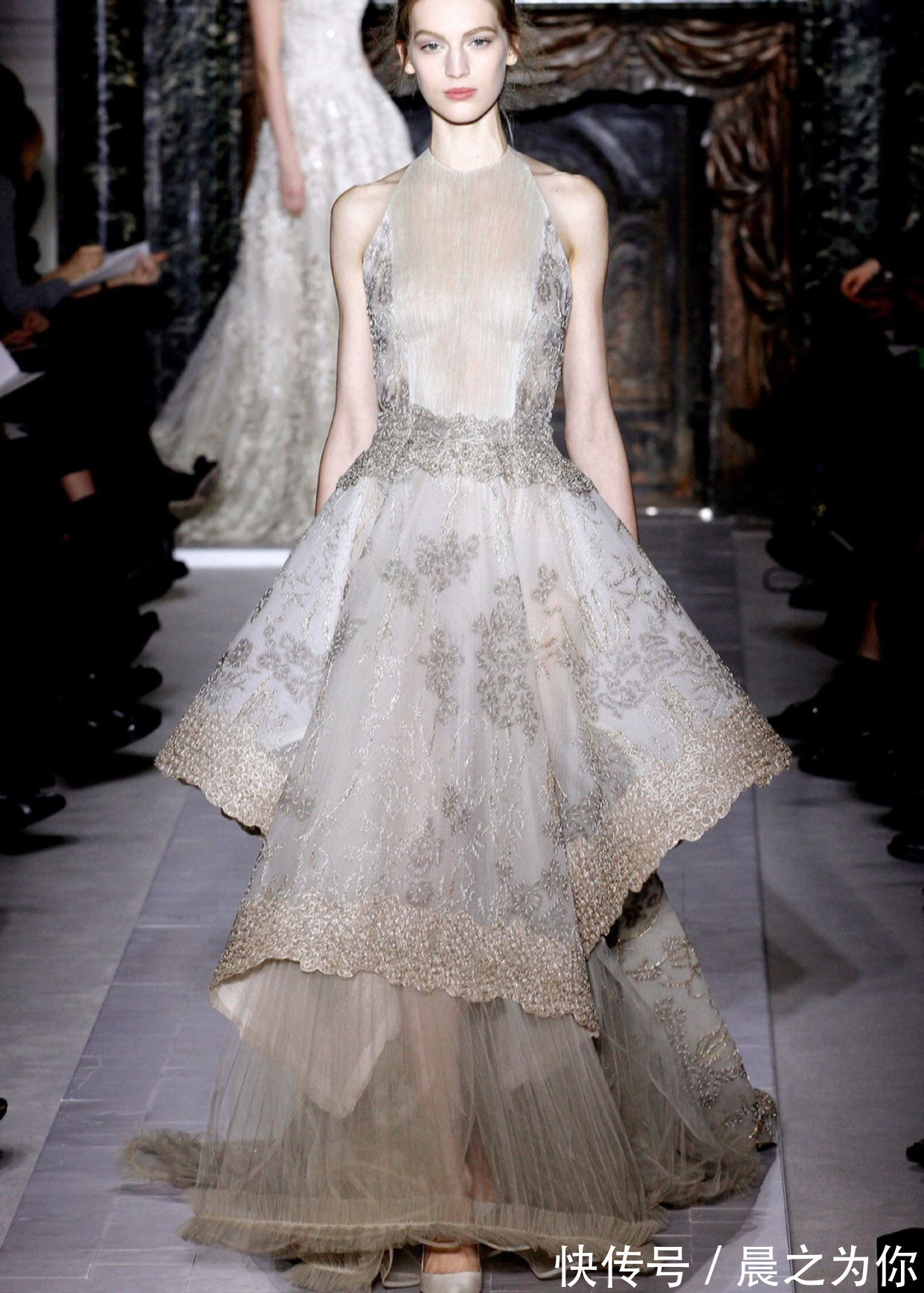 背部|律政佳人前凸后翘婀娜身姿,气质非凡,坚持运动是关键