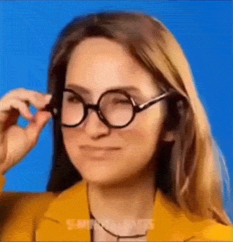 |搞笑GIF：姑娘 虽然你长得挺好看 但你进门的样子我还是笑出了声