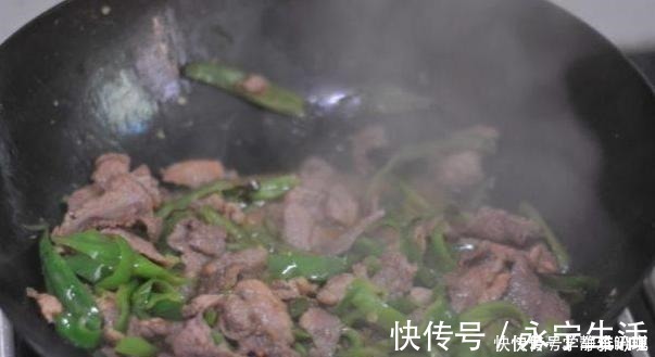 食用盐|炒肉时,别只会用淀粉腌制,牢记这3点,肉质鲜嫩入味不粘锅!