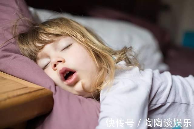 牙弓|孩子睡前的一个坏习惯，正悄悄毁掉自身颜值，很多父母还没察觉到
