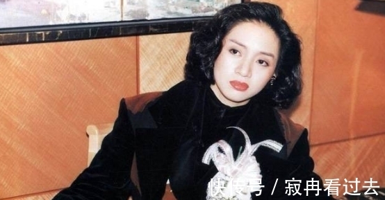 太尴尬！好声音冠军伍珂玥展示自己收藏的梅艳芳CD，居然都是盗版