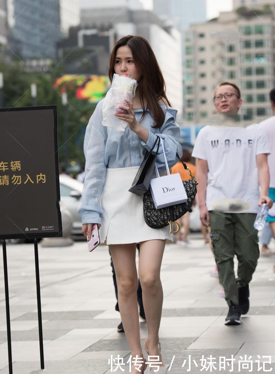 街拍：“90后辣妈”，蓝色雪纺+白色短裙，甜美可爱中带着一点复古气息