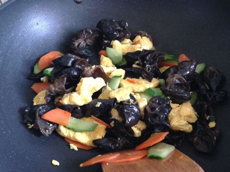 炒木耳，下锅“噼里啪啦”太吓人？大厨教你3招，不炸锅，香又脆