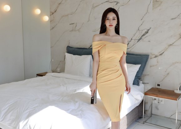 孙允珠气质依然性感迷人，淡黄色一字肩紧身包臀裙，尽显成熟魅力
