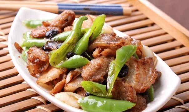 炒肉时,别再用淀粉腌制了,大厨教你三招,肉质鲜嫩又美味!