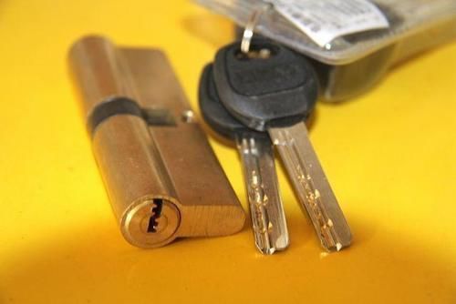 钥匙一不小心拧断了,怎么从锁孔里拿出来,这个方法很实用