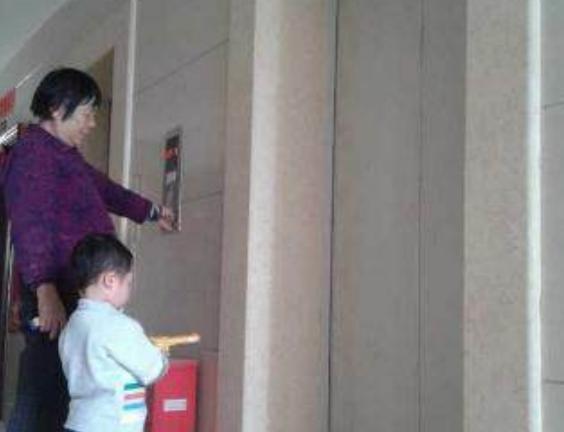 虎妈猫爸|20岁女孩电梯里“做这事”被曝光,父母没脸见人,网友:真不要脸