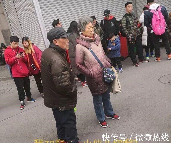 “常在街头混, 哪有不撞鞋! 我78岁了也穿AJ1, 小伙子你呢 ”！