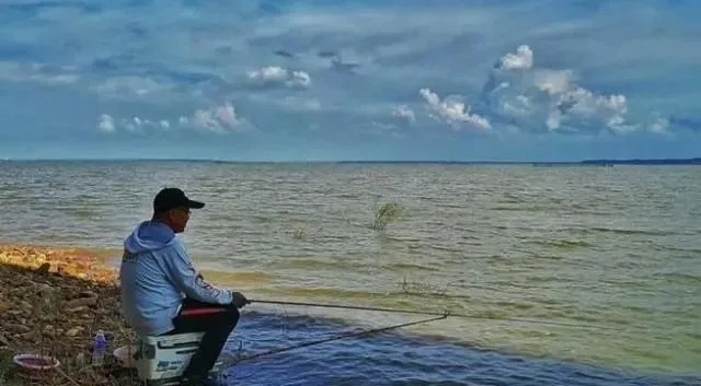 野钓时鱼不开口？老钓友：别着急收杆回家，这3招不管在哪都好用