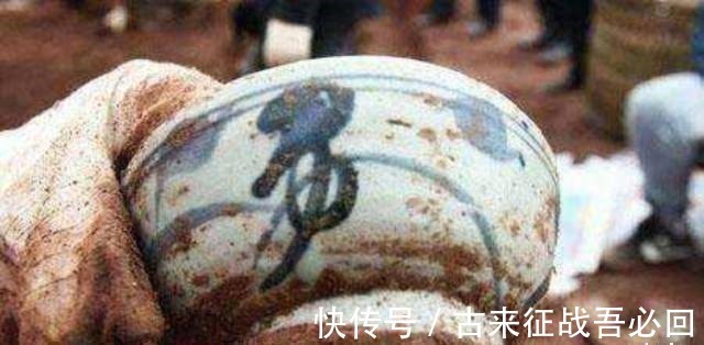 椁室|挖地基发现明朝古墓,全部墓墙都用青花瓷堆成,专家:从没见过