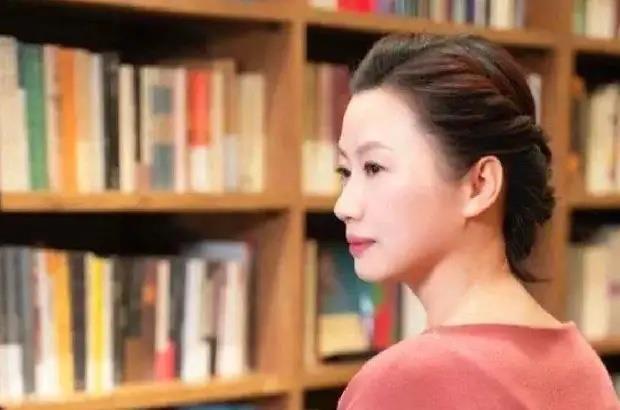 赵明诚!知名美女教授杨雨,自诩当代李清照:“好酒、好赌还好色”