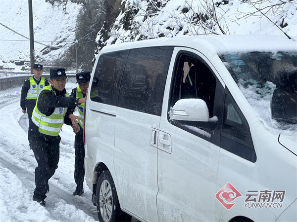 暖心！80余名游客雪中被困，民警成功救援