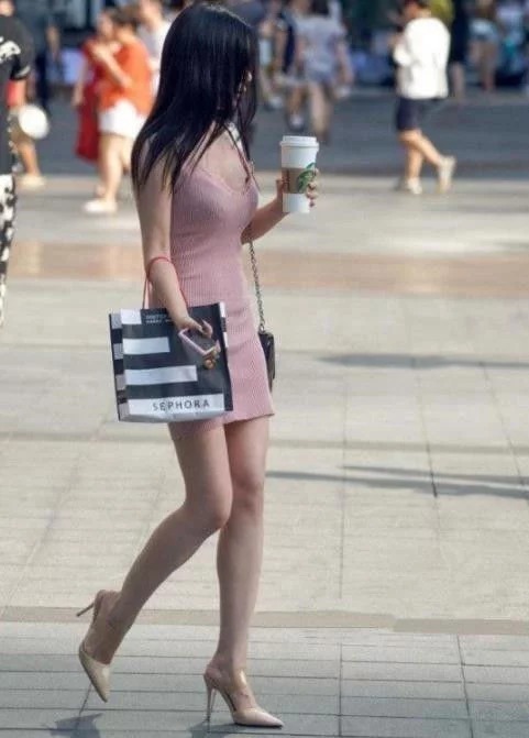 吊带裙|街拍:长发美女一条紧身吊带裙,秀出白皙美腿,魅力十足