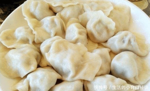 调肉馅时,有2种料不能少,包成饺子才会软嫩不柴,咬一口会流汁