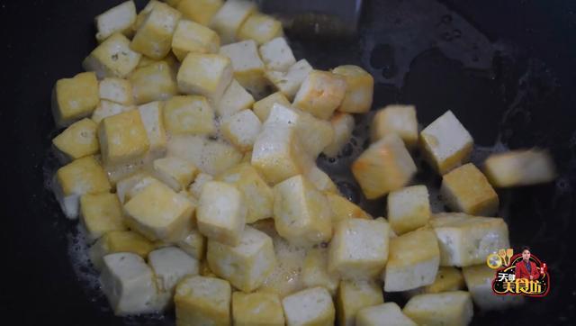 我家豆腐从不炖着吃,不煎不煮,做法很简单,好吃极了