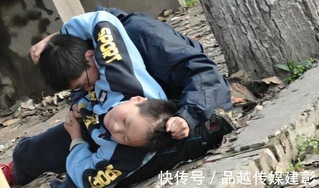 孩子|“新型冷暴力”在幼儿园悄悄蔓延,孩子内心委屈,家长却一无所知