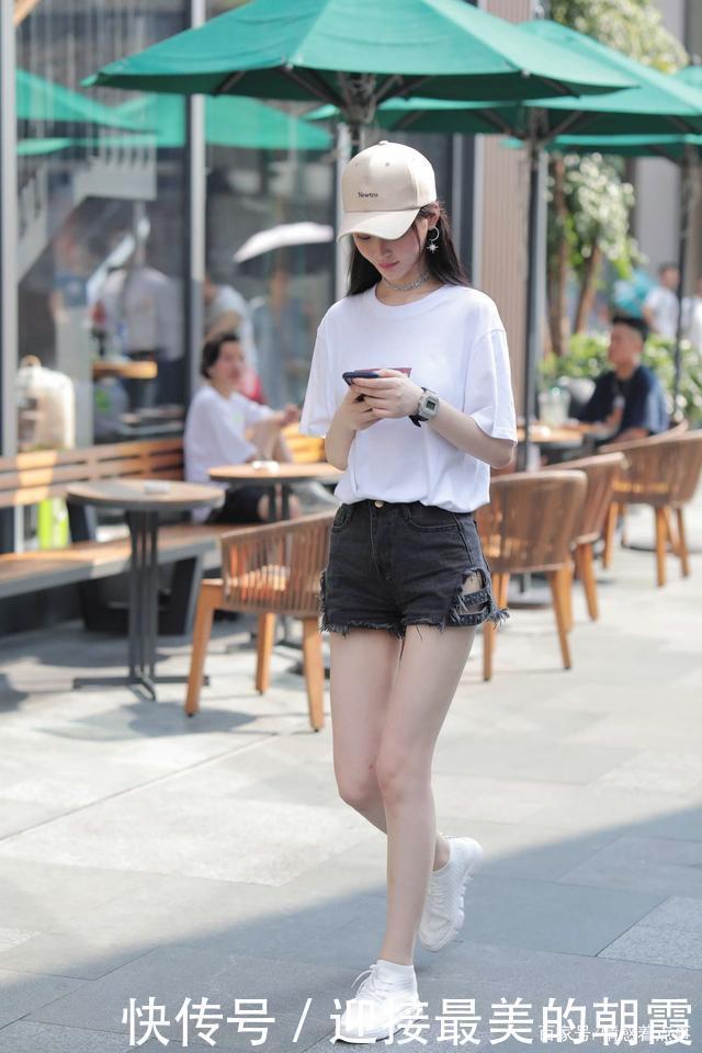 白色上衣搭配灰色牛仔短裤,花色吊带连衣裙搭配凉鞋