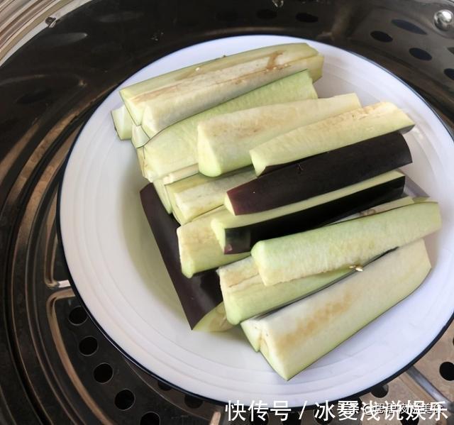 茄子|蒸茄子时,别直接上锅蒸,多加这1步,茄子鲜嫩美味不发黑,真香